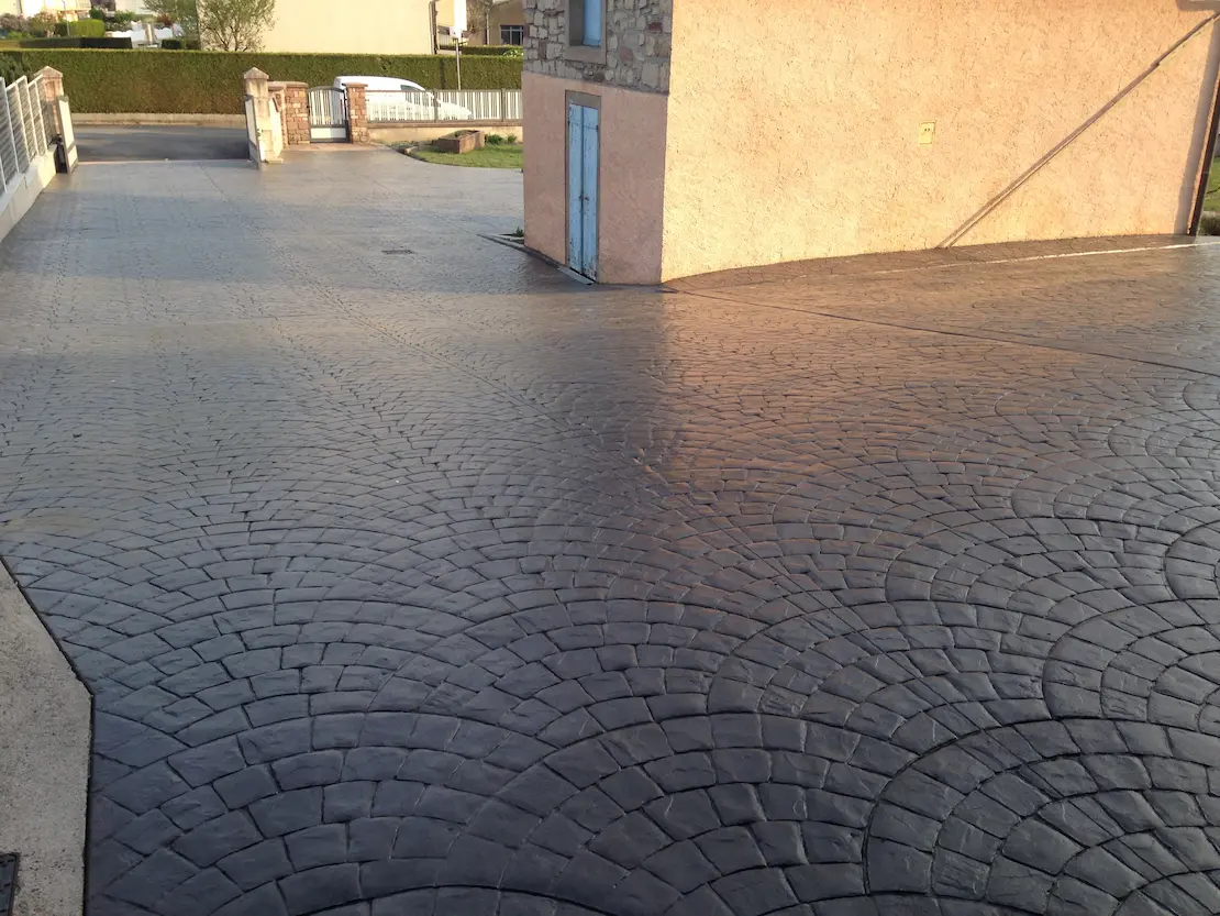 Maison pavée en béton imprimé à l'extérieur à Saint-Étienne